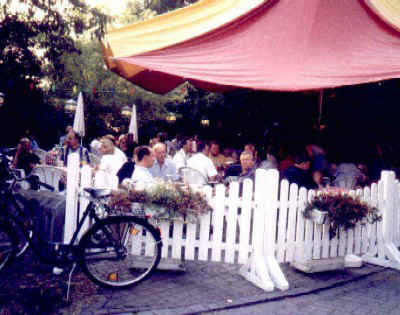 Biergarten mit Schirm